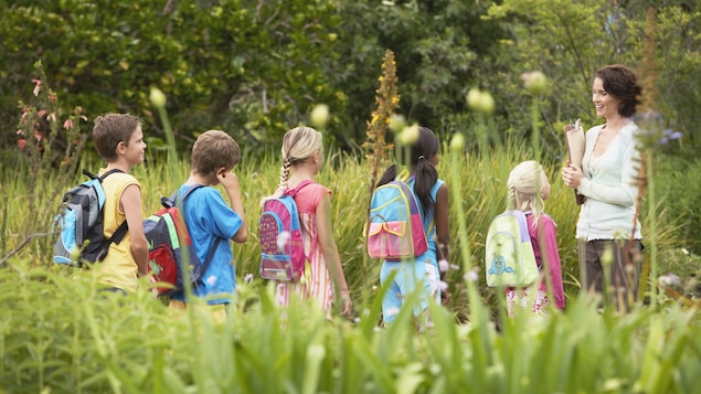 Les jeunes élèves gagnent à passer un maximum de temps en plein air.