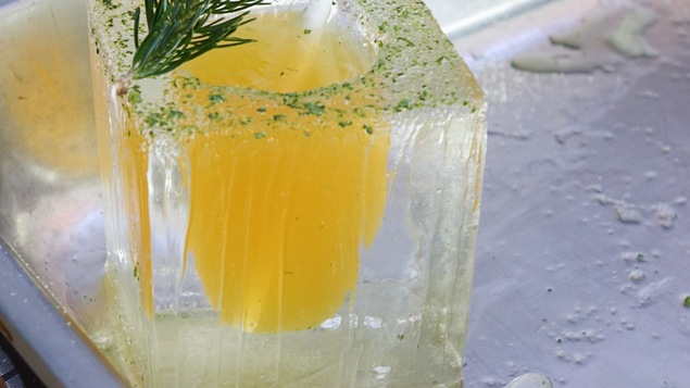 Un cocktail dans un verre de glace