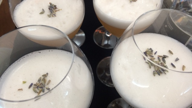 Maximiliano Valletta, prépare un cocktail d’été à base de vodka