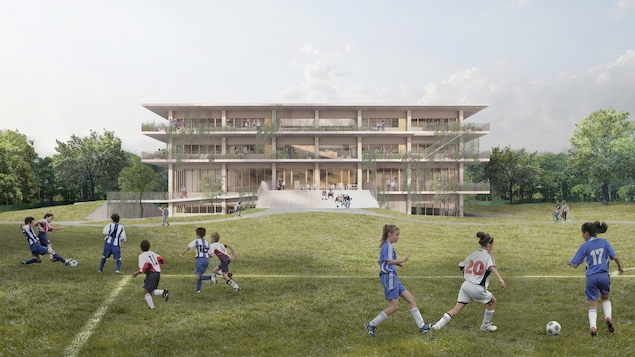 Dessin d'un grand bâtiment de quatre étages au milieu d'un terrain sur lequel des enfants jouent au soccer.