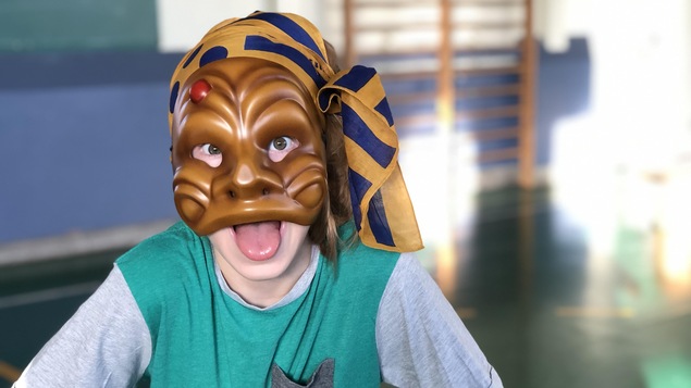 Une jeune fille est photographiée avec un masque italien