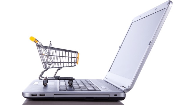Un panier d'épicerie sur un clavier d'ordinateur.