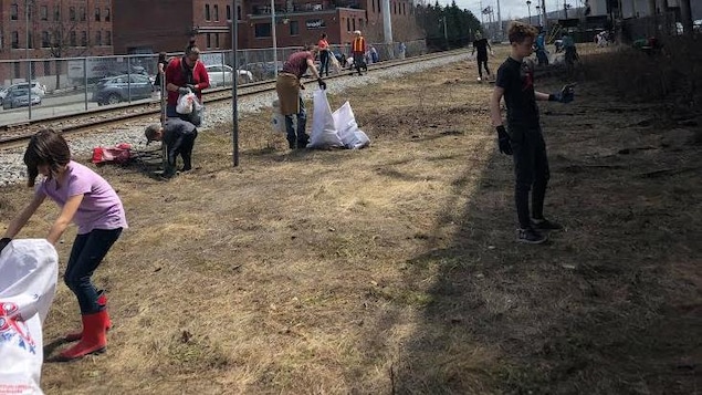 Des bénévoles tiennent une corvée nettoyage organisée par Action Saint-François à Sherbrooke