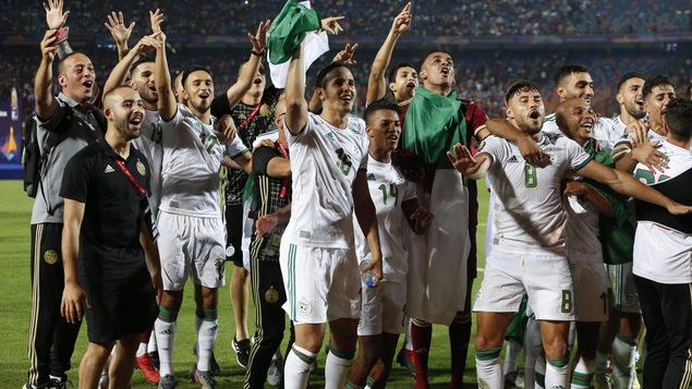 Les joueurs algériens célèbrent la victoire sur le terrain du match.