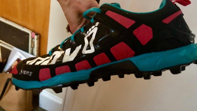 Des chaussures avec crampons pour courir l'hiver.