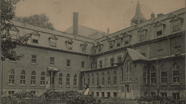 Une carte postale en noir et blanc qui représente l'extérieur du couvent des franciscains à Montréal