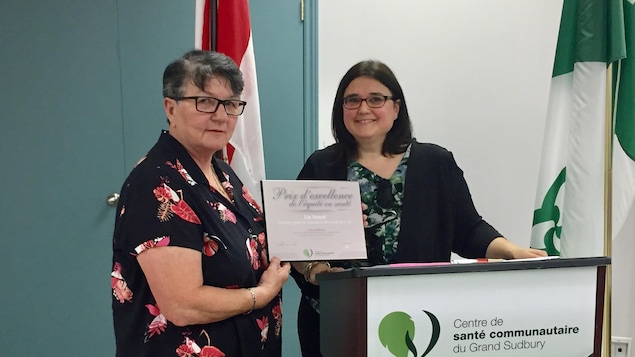 Lise Sénécal et Lynne Dupuis lors de la cérémonie de remise du prix au Centre de santé communautaire du Grand Sudbury