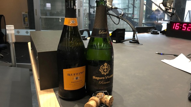 Deux bouteilles de vin mousseux
