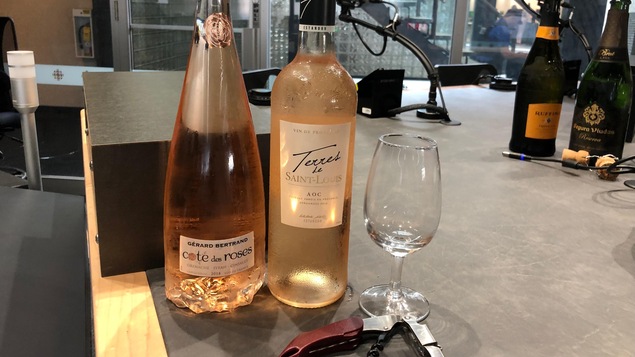 Deux bouteilles de rosé sur la table : Côte des roses de Gérard Bertrand et Terres de Saint-Louis.