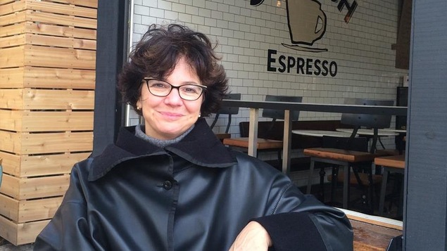 Pascale Chapdelaine posée à l'extérieur d'un café