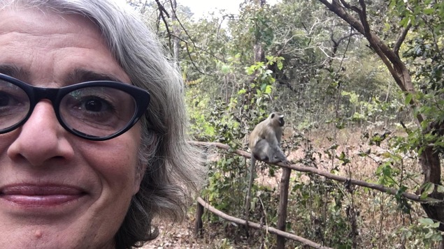 Merrianne Couture avec un petit primate en arrière-plan