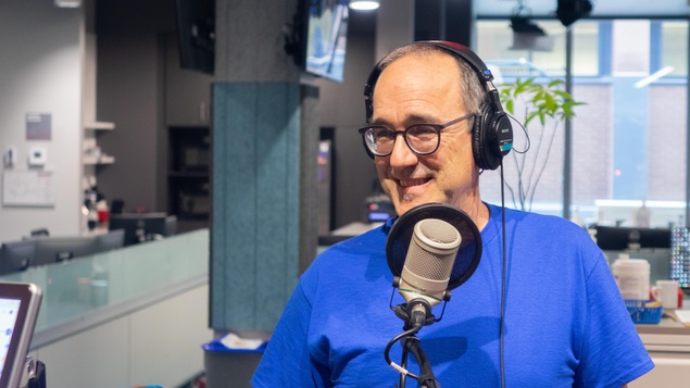 Pierre Harrison en studio à Radio-Canada Sudbury