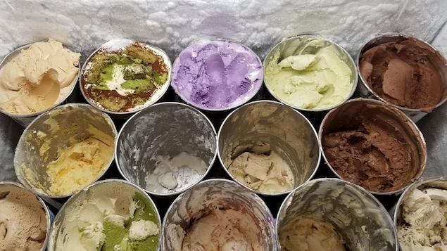 Différents bacs de crème glacée de parfums différents chez Bang Bang Ice Cream à Toronto