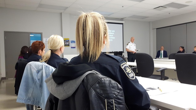Des policiers assistent à une formation.