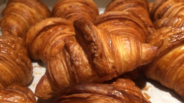 Plusieurs croissants dans une boîte
