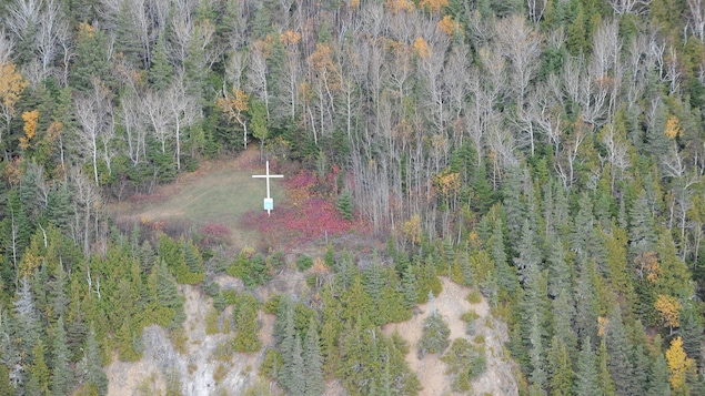 Grâce à une photo aérienne, on voit la croix au sommet de la montagne des Bujold.