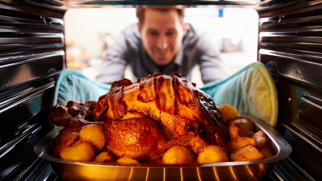C’est autour de 350 degrés Fahrenheit que la réaction de Maillard se produit qui fait en sorte que les sucres et les protéines brunissent et changent de composition.