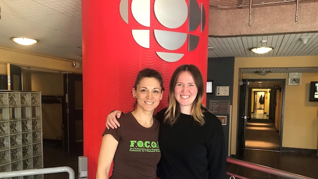 Dana Smith et Micheline Marchildon, humoristes manitobaines sont dans les locaux de Radio-Canada Manitoba.