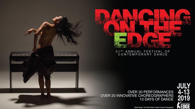 Bannière du festival Dancing on the Edge. Une femme torse nue danse devant un piano.