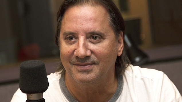 Daniel Vézina assis devant un micro