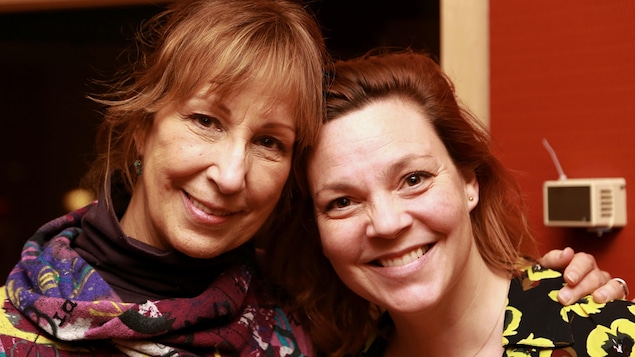Danielle Proulx et Catherine Proulx-Lemay souriant dans un studio de radio.