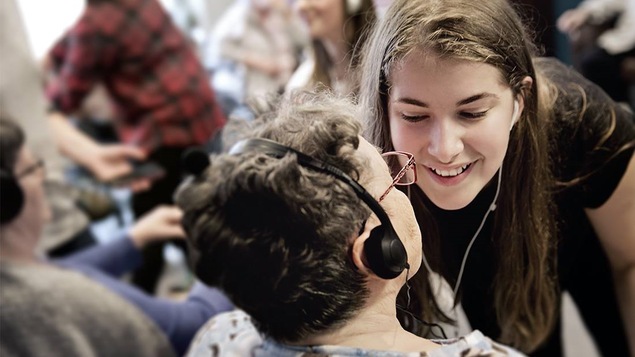 une aînée et une adolescente se regardent en écoutant de la musique