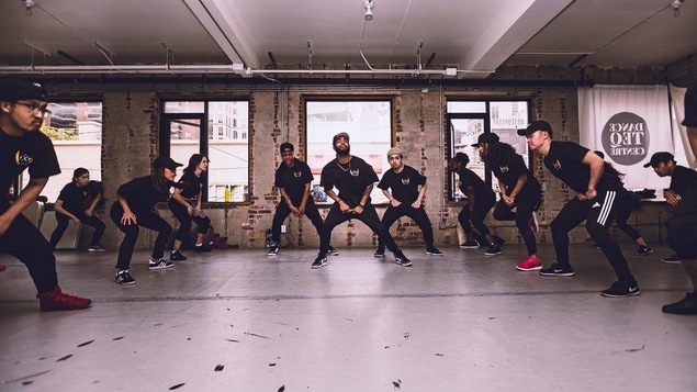 Une classe de danse hip hop pour adultes