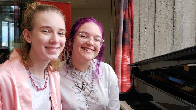 Les deux lauréates au piano face à la caméra