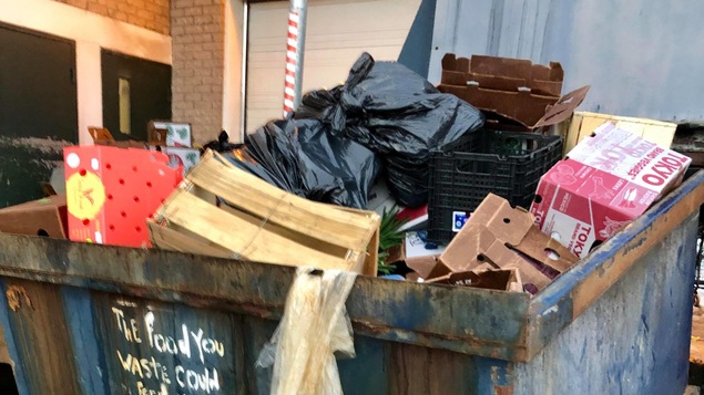 Oseriez-vous puiser dans les poubelles pour vous alimenter? Anne-Marie Auger a visité les poubelles, cette semaine, en compagnie de déchétaristes. À Sherbrooke comme ailleurs au Québec, ils sont plusieurs à choisir de se nourrir à même les conteneurs à déchets des commerces, après les heures d'ouverture.