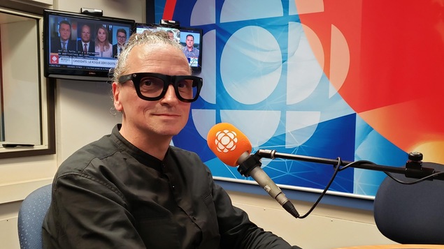 Denis Gagnon en studio de radio