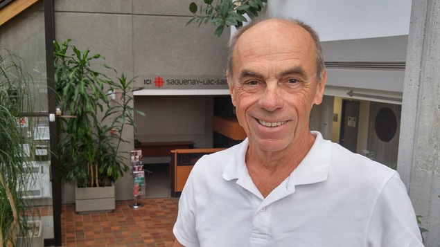 Denis Trottier dans l'entrée de la maison de Radio-Canada à Saguenay.