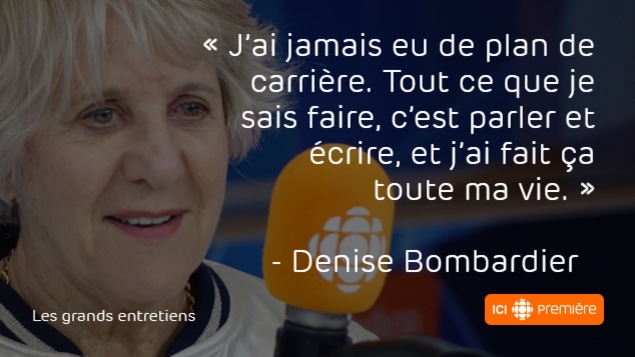 Denise Bombardier derrière un microphone qui porte le logo de Radio-Canada. Denise Bombardier derrière un microphone qui porte le logo de Radio-Canada.