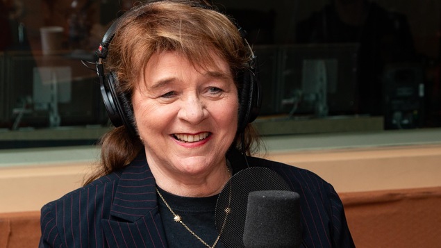 La chanteuse sourit à l'animatrice.