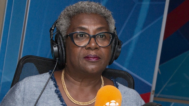 Régine Laurent répond aux questions de Marie-France Bazzo au studio 18 de Radio-Canada, à Montréal.
