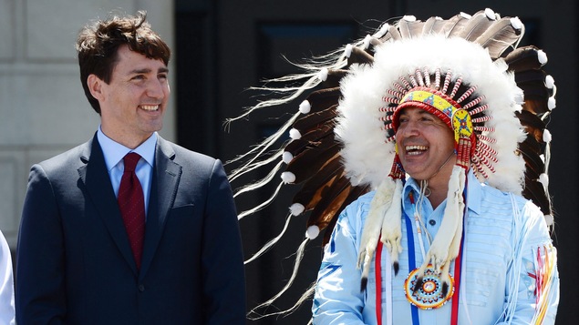 Le premier ministre du Canada, Justin Trudeau, en compagnie du chef national de l'Assemblée des Premières Nations, Perry Bellegarde