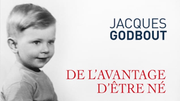 Un enfant en culotte courte assis tenant un ballon. avec le titre du livre de Jacques Godbout: De l'avantage d'être né