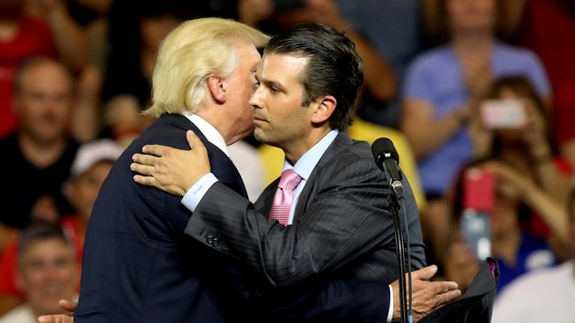 Le président Donald Trump et son fil, Donald, s'étreignent lors d'un rassemblement de campagne en Ohio en juin 2016.