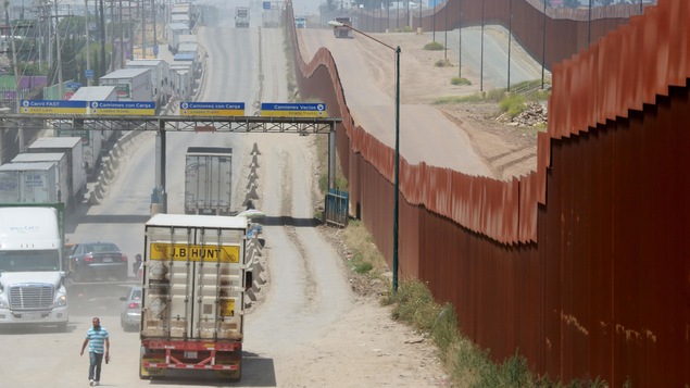 Des camions en attente pour passer aux douanes américaines à Tijuana le 31 mai 2019.