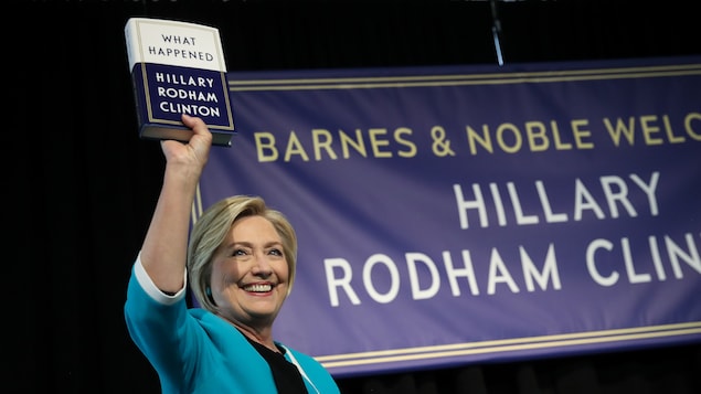 L'ancienne Secrétaire d'État américaine Hillary Clinton tenant une copie de son nouveau livre What Happened ,(« Ça s’est passé comme ça » en version française), lors d’une séance de signature à la librairie Barnes and Nobles, à New York, le 12 septembre 2017.