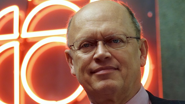 Jean-Pascal van Ypersele devant une enseigne illuminée de Radio-Canada