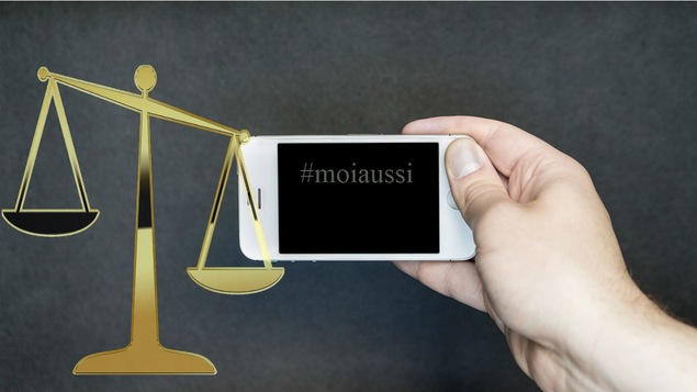 Une balance représentant la justice et un téléphone cellulaire où il est indiqué #MoiAussi