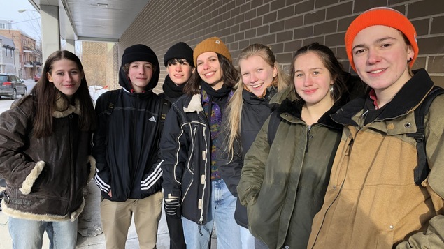 Des jeunes de l'école secondaire Robert Gravel.