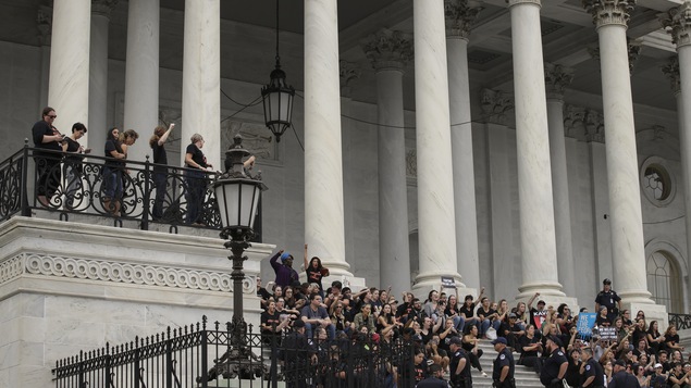 Des manifestants aux marches de l’entrée principale du Capitole des États-Unis