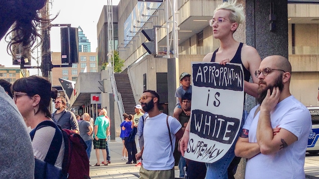 « L'appropriation, c'est une suprématie blanche », lit-on sur la pancarte d'une manifestante, le 26 juin 2018, la veille de la première médiatique de «SLAV».