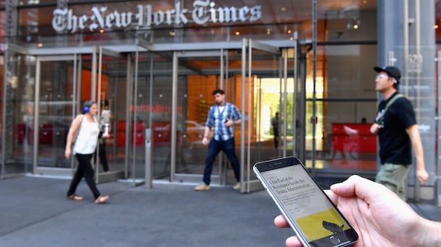 Un téléphone intelligent affichant un article d'opinion du New York Times intitulé «I Am Part of the Resistance Inside the Trump Administration» (Je fais partie de la résistance à l'intérieur de l'administration Trump) devant l'immeuble du New York Times le 6 septembre 2018 à New York.