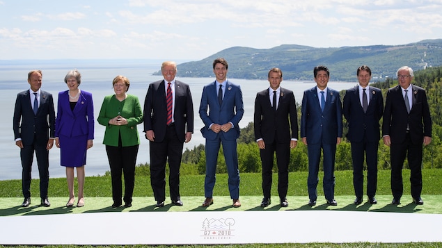 De gauche à droite : le président du Conseil européen Donald Tusk, la première ministre britannique Theresa May, la chancelière allemande Angela Merkel, le président américain Donald Trump, le premier ministre canadien Justin Trudeau, le président français Emmanuel Macron, le premier ministre japonais Shinzo Abe, le premier ministre italien Giuseppe Conte et le président de la Commission européenne Jean-Claude Juncker