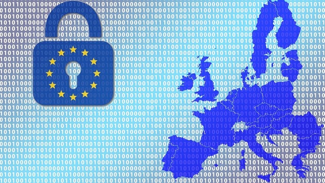 Un cadenas avec un signe de l'Union européenne et une carte des pays européens sur un fond de données numériques