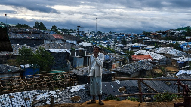 Un réfugié pose devant le camp de réfugiés Rohingyas de Kutupalong au Bangladesh.
