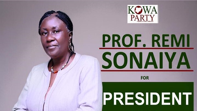 Remi Sonaiya pose sur son affiche de candidature à l'élection présidentielle du Nigéria de 2015.