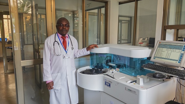 Le Dr Nteziryayo dans son laboratoire